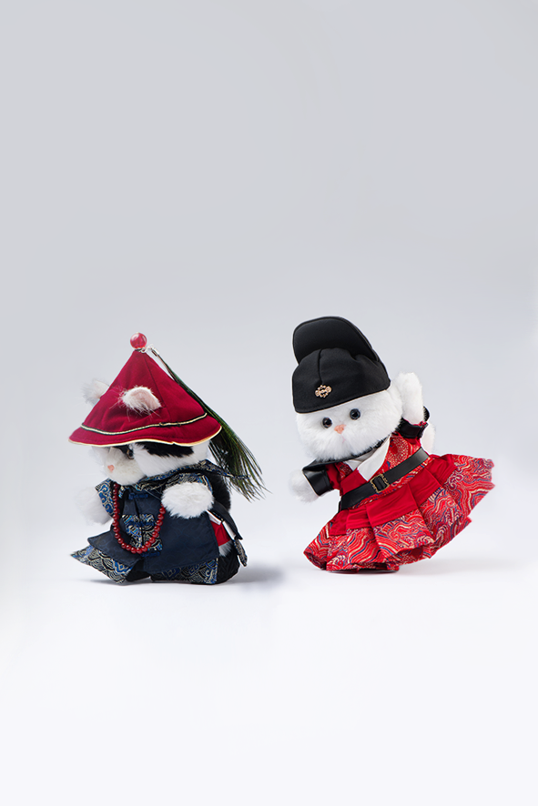 リナ・ミャオ・オビオ 刺繍ローブ&孔雀の羽根飾り(20cm)