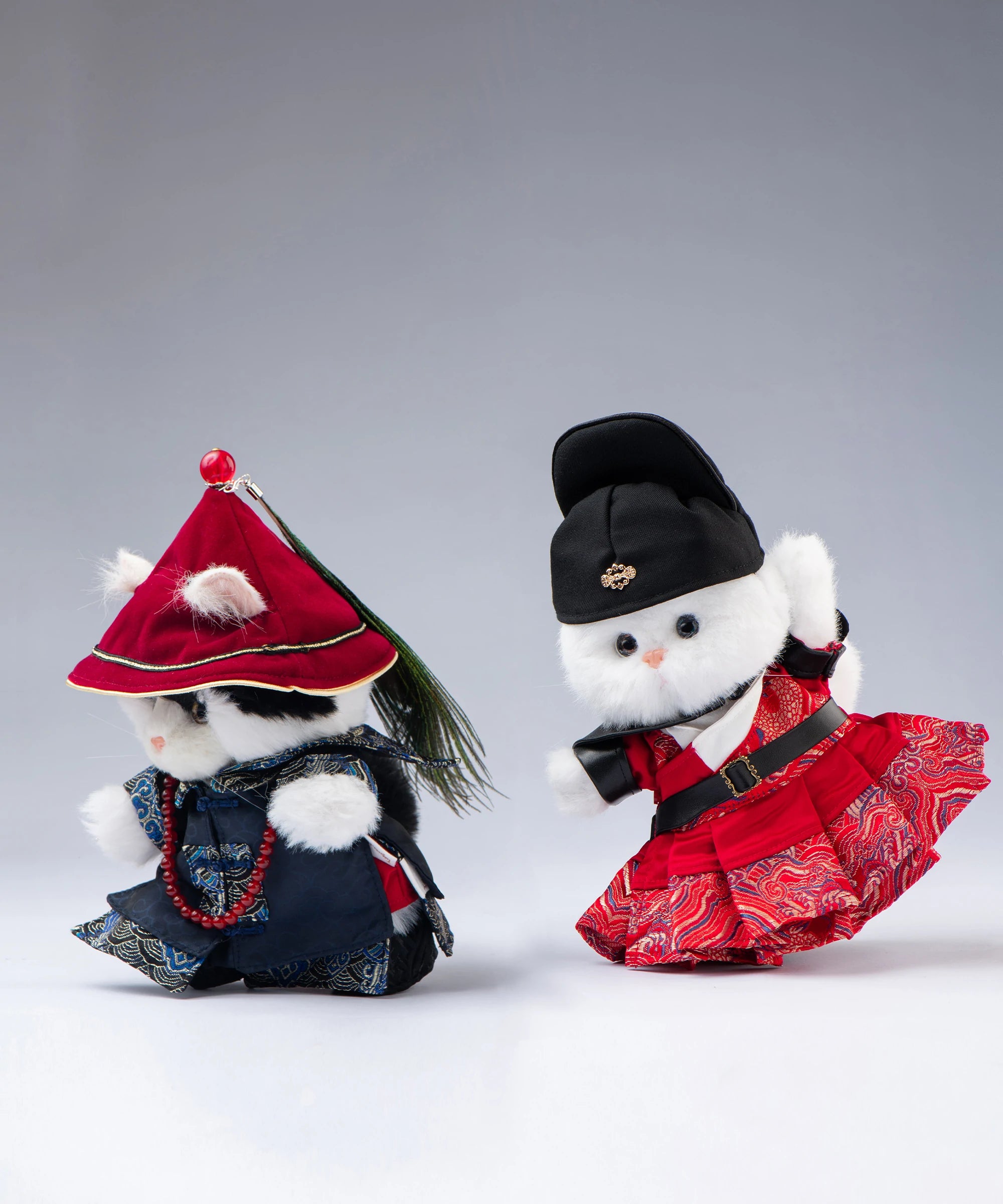 Lina Meow-Obio with Embroidered Robe & Peacock Plume-S(20cm)
